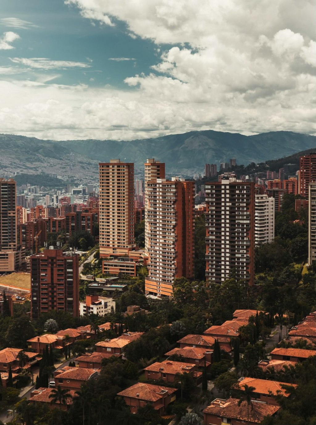 Cepeda y De la Espriella: balotaje define economia colombiana en&nbsp;crisis